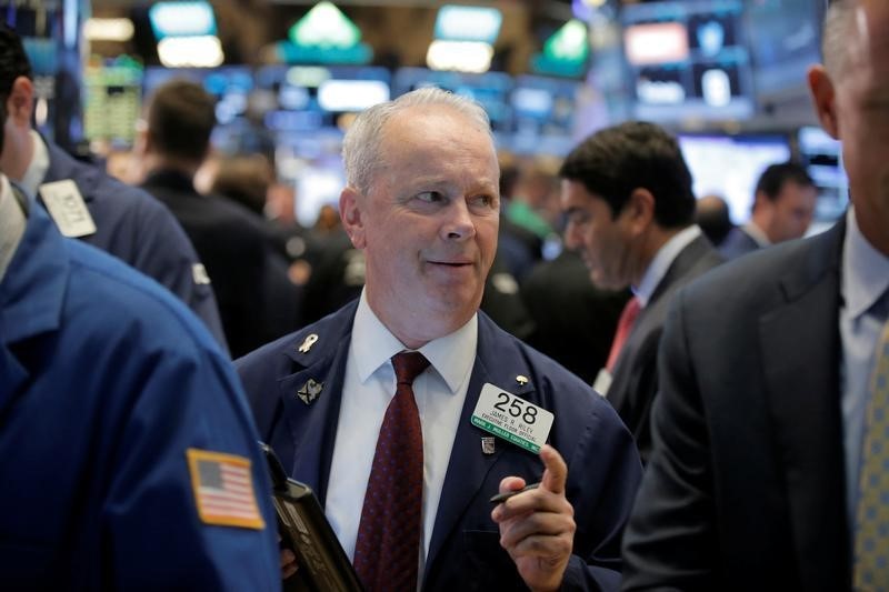 © Reuters. Traders work on the floor of the NYSE