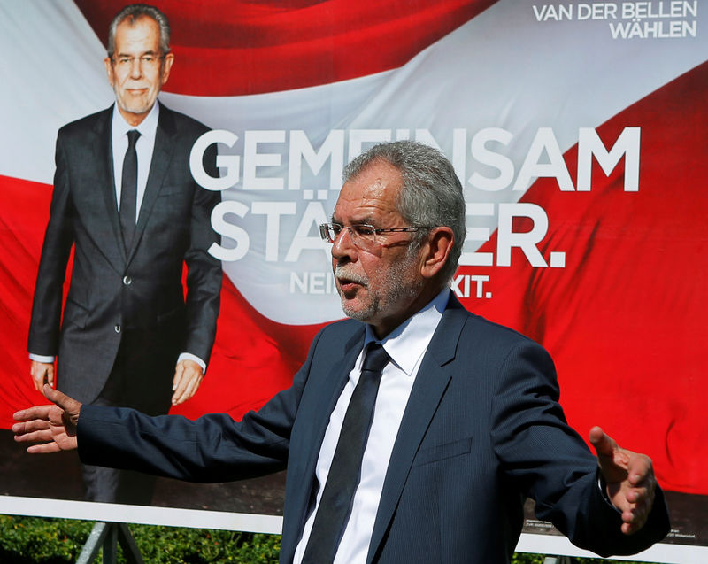 © Reuters. Austrian presidential candidate Van der Bellen delivers a speech during the presentation of his campaign posters in Vienna