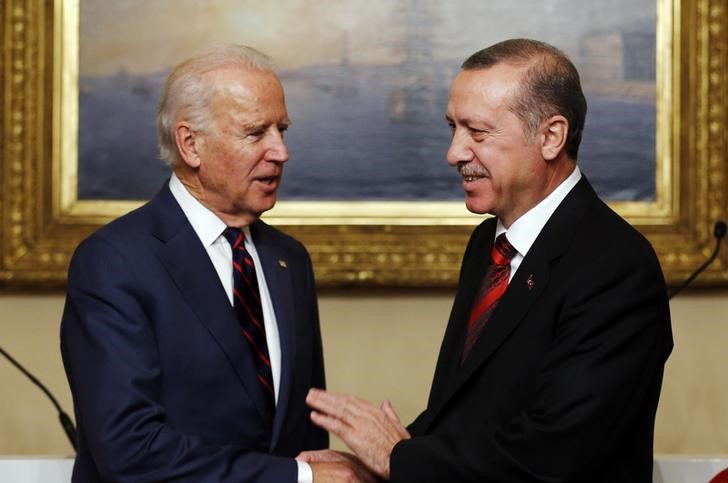 © Reuters. U.S. VP Biden meets with Turkey's President Erdogan in Istanbul