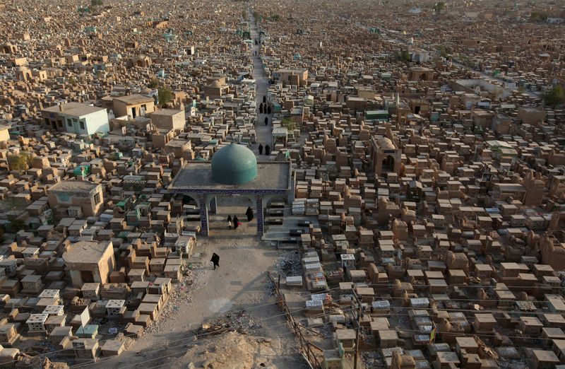 © Reuters. اتساع رقعة أكبر مقبرة في العالم مع دفن موتى الفصائل الشيعية
