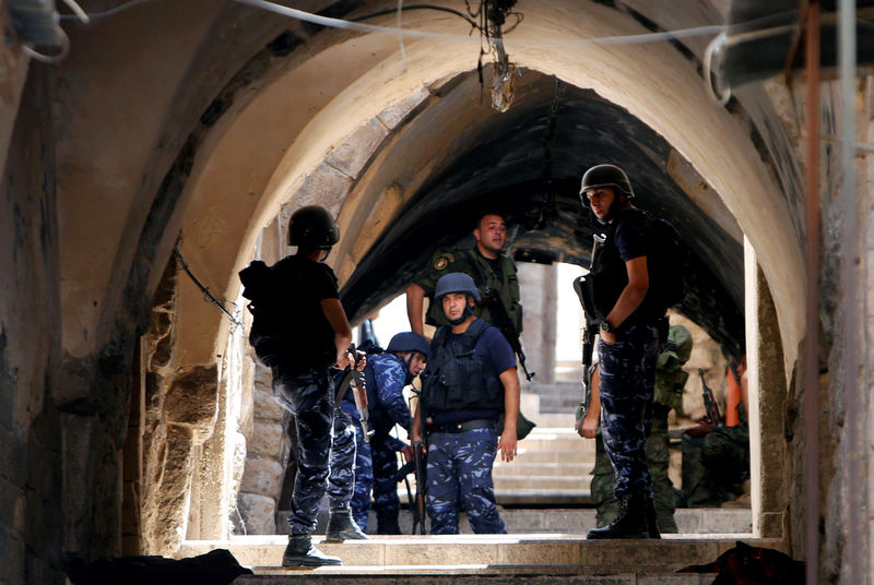 © Reuters. Membros das forças de segurança palestinas vistos após protestos em Nablus