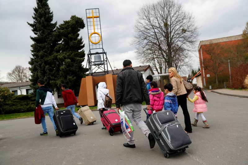 © Reuters. Refugiados sírios vistos em acampamento em Friedland, Alemanha