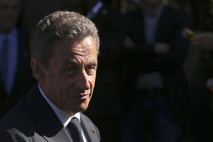 © Reuters. Nicolas Sarkozy, head of the Les Republicans political party and former French President, leaves his campaign headquarters in Paris