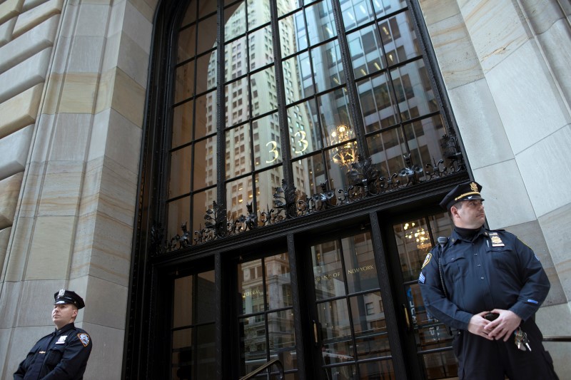 © Reuters. Federal Reserve and New York City Police officers stand guard in front of the New York Federal Reserve Building