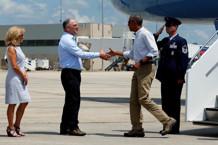 © Reuters. أوباما يتوجه إلى لويزيانا لتفقد منطقة اجتاحها الفيضان