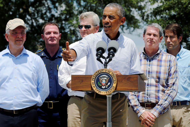 © Reuters. U.S. President Barack Obama, flanked by elected officials including Louisiana Governor John Bel Edwards delivers remarks after touring a flood-affected neighborhood in Zachary