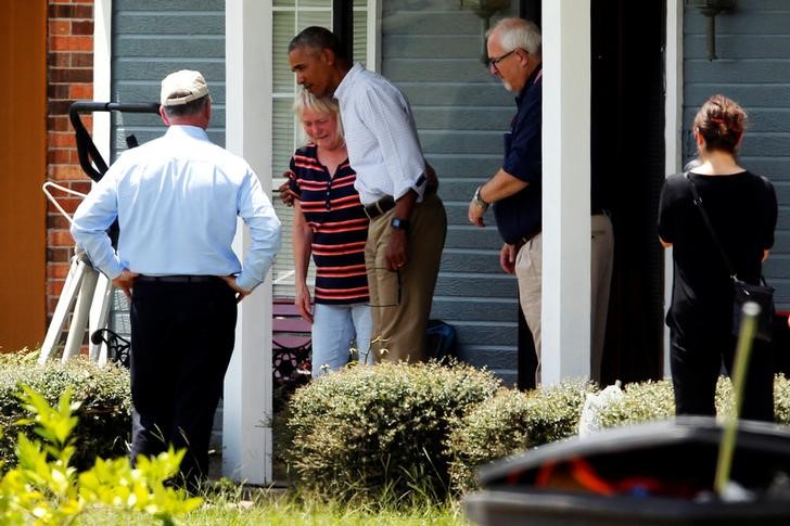 © Reuters. Obama consola mulher ao visitar Zachary, na Louisiana