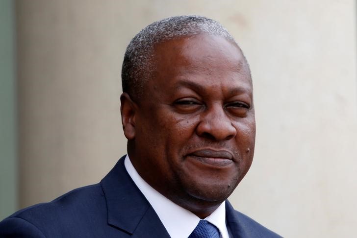 © Reuters. Ghana's President John Dramani Mahama arrives for a meeting with France's President at the Elysee Palace in Paris