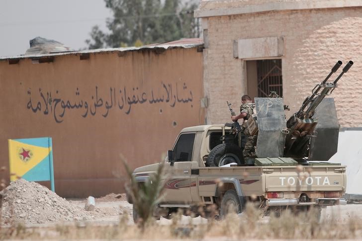 © Reuters. Militante curdo na cidade de Hasaka