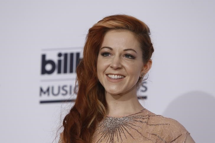 © Reuters. Violinista Lindsey Stirling posa para fotos nos bastidores do Billboard Awards, em Las Vegas