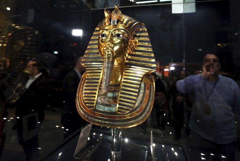 © Reuters. مجموعة آثار توت عنخ آمون تبدأ رحلتها إلى المتحف المصري الكبير