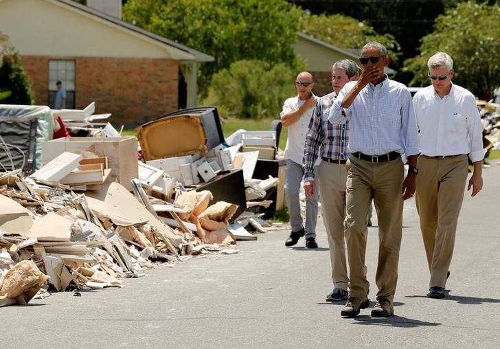 © Reuters. Obama visita bairro atingido por inundação em Zachary, na Louisiana