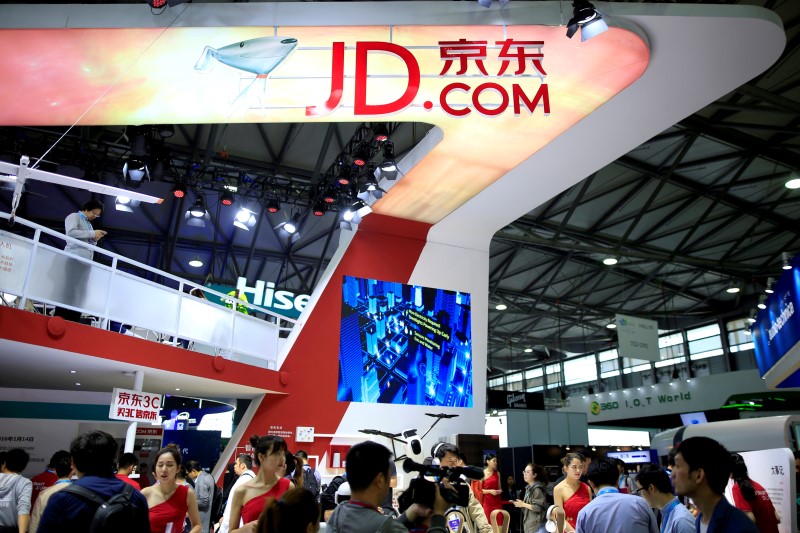 © Reuters. A sign of China's e-commerce company JD.com is seen at CES Asia 2016 in Shanghai
