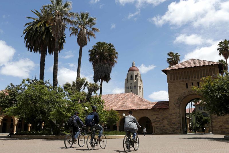 © Reuters. Cyclists traverse the main quad on Stanford University's campus in Stanford California