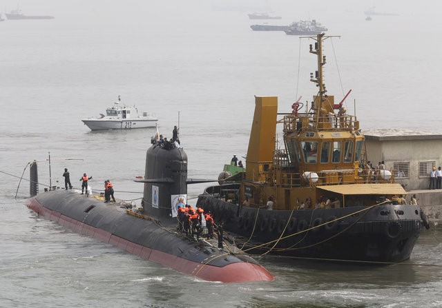 © Reuters. File photo of Indian Navy's Scorpene submarine INS Kalvari being escorted by tugboats as it arrives at Mazagon Docks Ltd, a naval vessel ship building yard, in Mumbai