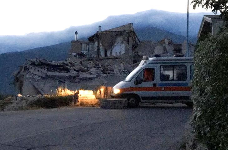 © Reuters. Un terremoto causa desplome de edificios en Italia y al menos 6 muertos