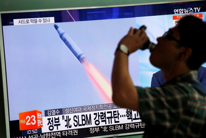 © Reuters. Corea del Norte lanza un misil desde un submarino hacia Japón