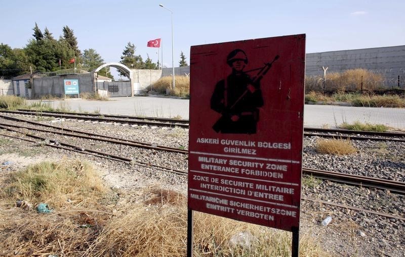 © Reuters. Turquía lanza un ataque para eliminar al EI de una ciudad siria