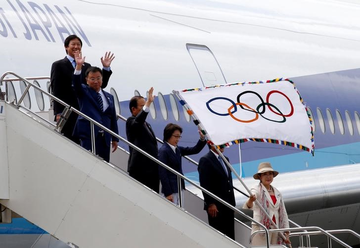 © Reuters. العلم الاولمبي يصل طوكيو ودعوات من أجل الوحدة