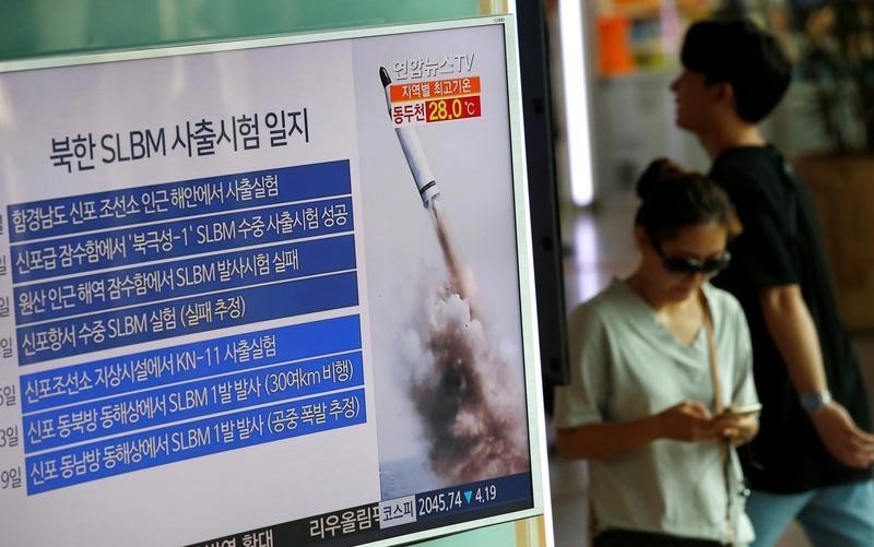 © Reuters. كوريا الشمالية تطلق صاروخا من غواصة باتجاه اليابان