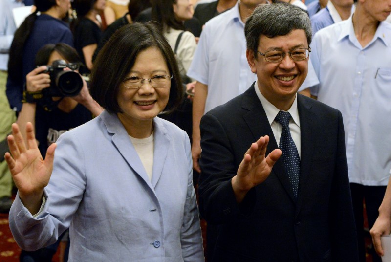 © Reuters. Tsai and Chen wave to members of the media in Taipei