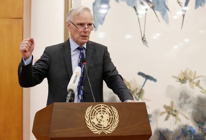 © Reuters. Philip Alston, the U.N.'s special rapporteur on extreme poverty and human rights, attends a news conference in Beijing
