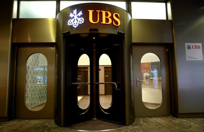 © Reuters. The logo of Swiss bank UBS is seen at the entrance of office building in Zurich
