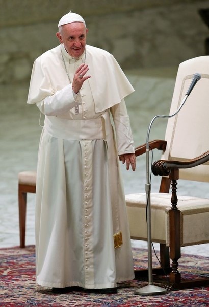 © Reuters. البابا يلغي عظته ويصلي من أجل ضحايا زلزال إيطاليا