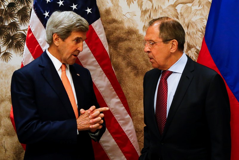 © Reuters. U.S. Secretary of State Kerry and Russian Foreign Minister Lavrov arrive for ther meeting in Vienna