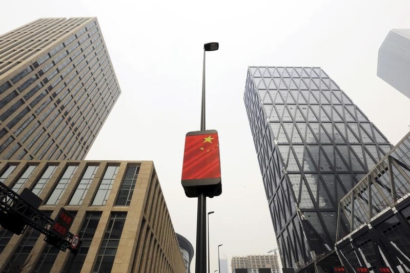 © Reuters. A Chinese national flag is seen among buildings at the Yujiapu financial centre, in Tianjin