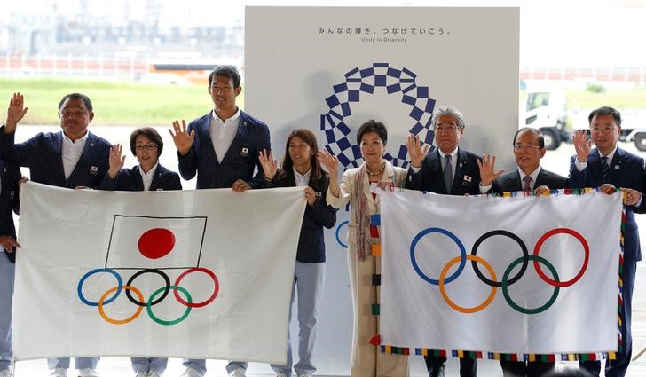 © Reuters. La bandera olímpica llega a Tokio y las autoridades llaman a la unidad