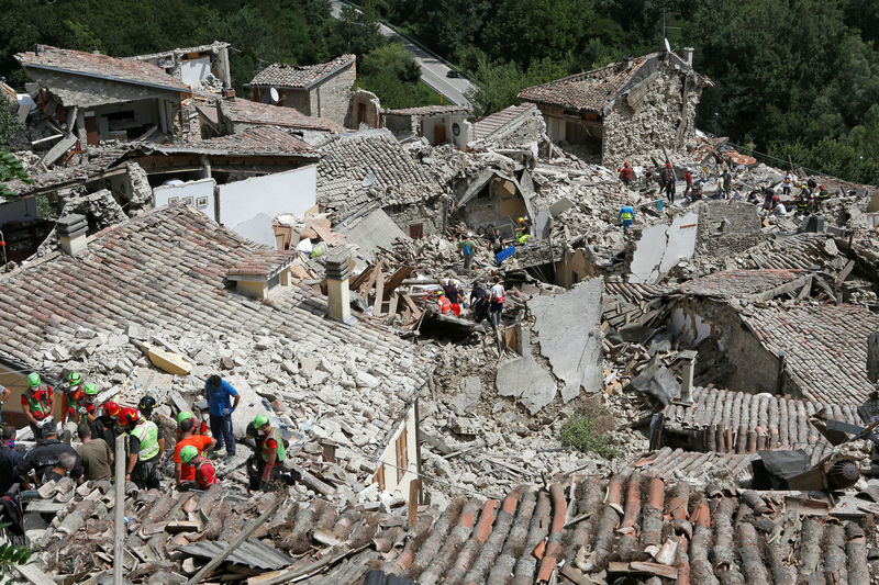 © Reuters. UN SÉISME FAIT AU MOINS 38 MORTS EN ITALIE