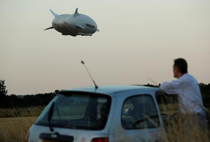 © Reuters. El zepelín más largo del mundo se estrella durante vuelo de prueba en Inglaterra