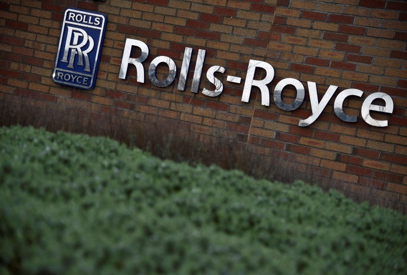 © Reuters. A Rolls-Royce logo is seen at the company aerospace engineering and development site in Bristol in Britain