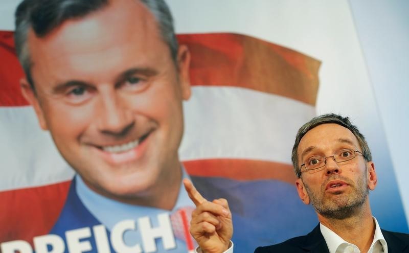 © Reuters. مرشح اليمين المتطرف في النمسا يبدأ حملة للفوز بالرئاسة