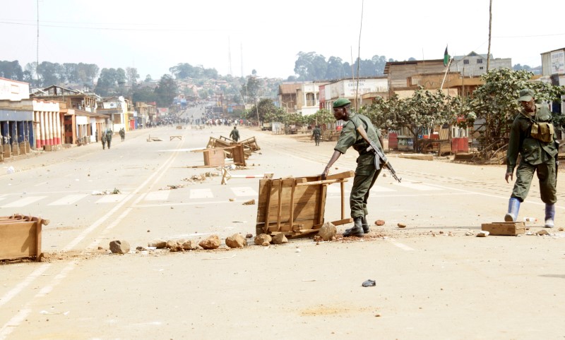 © Reuters. Congolese soldiers clears a barricade erected by civilians protesting against the government's failure to stop the killings and inter-ethnic tensions in the town of Butembo