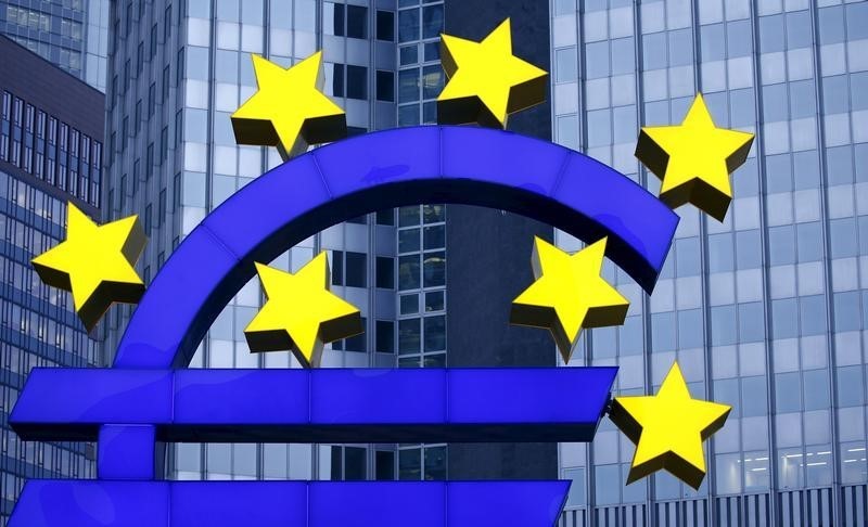 © Reuters. The famous euro sign landmark is pictured outside the former headquarters of the European Central Bank in Frankfurt, Germany