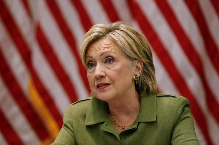 © Reuters. U.S. Democratic presidential nominee Hillary Clinton delivers remarks at a gathering of law enforcement leaders at John Jay College of Criminal Justice in New York