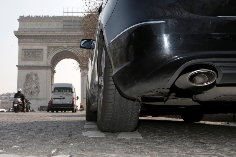 © Reuters. LE MINISTÈRE DE L'ENVIRONNEMENT DÉMENT UN ARTICLE DU FT SUR LE DIESEL