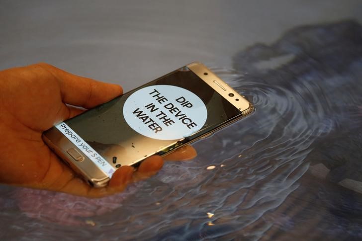 © Reuters. Teste de função à prova d'água do  Galaxy Note 7 durante lançamento em Seul, Coreia do Sul
