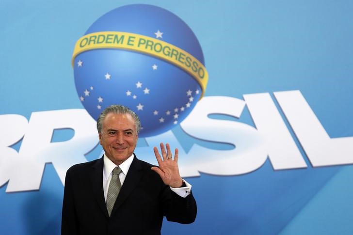 © Reuters. Presidente interino Michel Temer durante reunião com representantes do setor de construção no Palácio do Planalto, em Brasília