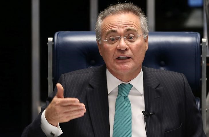 © Reuters. Presidente do Senado, Renan Calheiros, fala durante sessão do Congresso Nacional, em Brasília