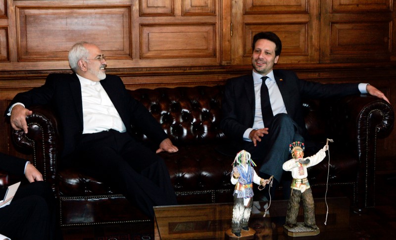 © Reuters. Ecuadorean Foreign Minister Guillaume Long and Iranian Foreign Minister Mohammad Javad Zarif talk at Carondelet Palace in Quito, Ecuador