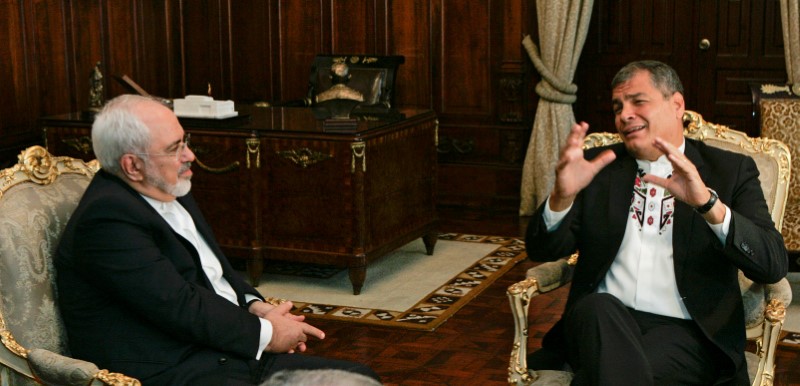 © Reuters. Iranian Foreign Minister Mohammad Javad Zarif talks with Ecuadorean President Rafael Correa at Carondelet Palace in Quito, Ecuador