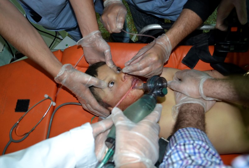 © Reuters. A boy receives treatment in Bab al-Hawa hospital