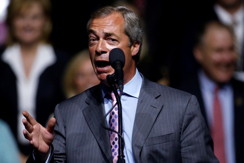 © Reuters. European Parliament Nigel Farage speaks during a Republican presidential nominee Donald Trump campaign rally in Jackson