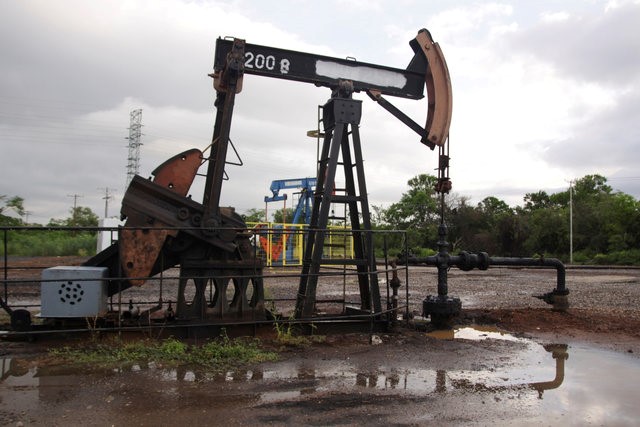 © Reuters. An oil pump is seen in Lagunillas