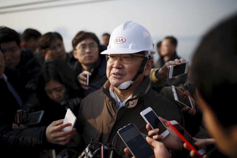 © Reuters. South Korea's finance minister Yoo Il-ho answers questions from reporters during his visit to a port in Pyeongtaek