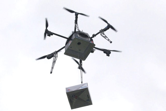 © Reuters. A delivery drone performs a test flight with a Domino's pizza box in Auckland, New Zealand