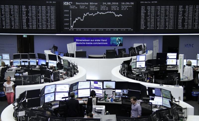 © Reuters. Bolsas europeas abren a la baja lastradas por las mineras; GFK se dispara